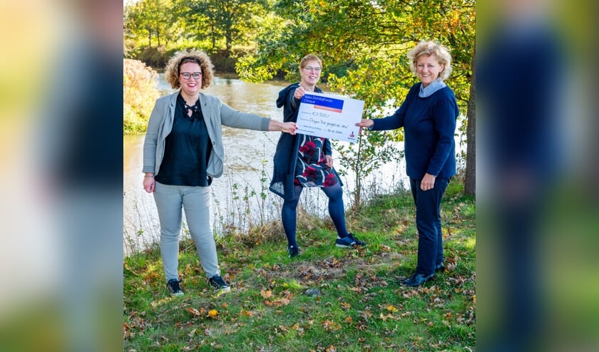 <p>Petra van de Laar (links) overhandigt de cheque van het Rabo Dichterbij Fonds aan Ellis Rijkers en Hubertine van den Biggelaar.</p>