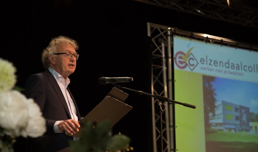 Rector Jacques Marsmans in actie tijdens een diploma-uitreiking in het Elzendaalcollege. “Het is heel mooi geweest.” (foto uit archief Elzendaalcollege)