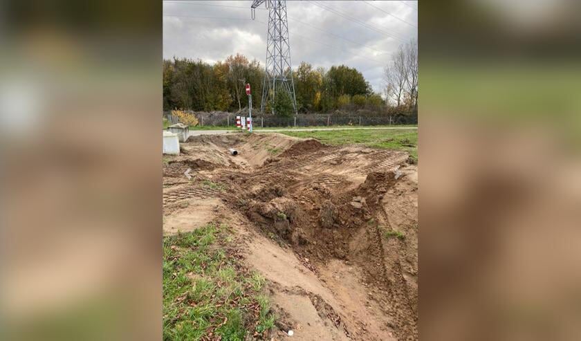 <p>Onlangs is de sloot gedempt zodat het fietspad alsnog illegaal bereikbaar blijft. </p>