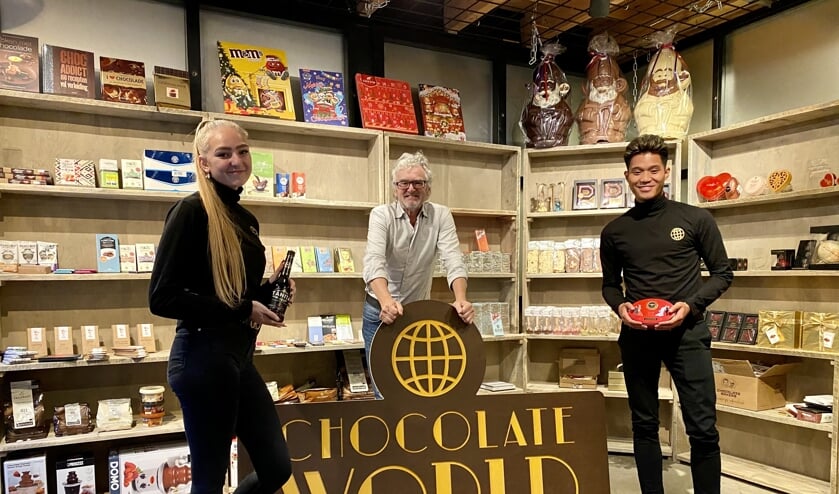 <p>Shantelle en Fleming zijn samen het gezicht van de winkel. Henk staat in het midden.</p>
