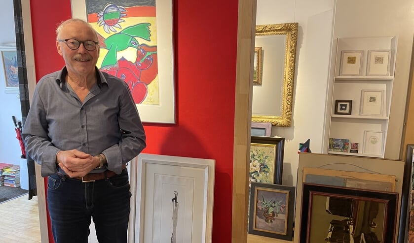 <p>Mari bij de kunst en sommige van zijn zelfgemaakte lijsten bij Kunsthandel Brabant. </p>