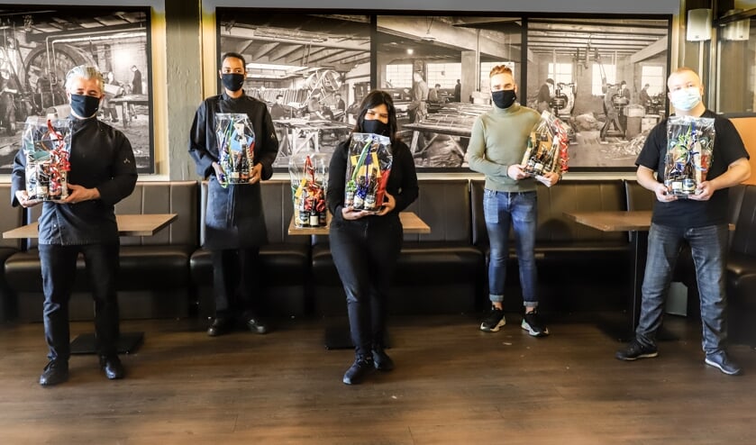 <p>Dagbesteding Cuijk heeft de pakketten met lekkernijen voor de pubquiz samengesteld bij Lunchroom De Looierij. </p>
