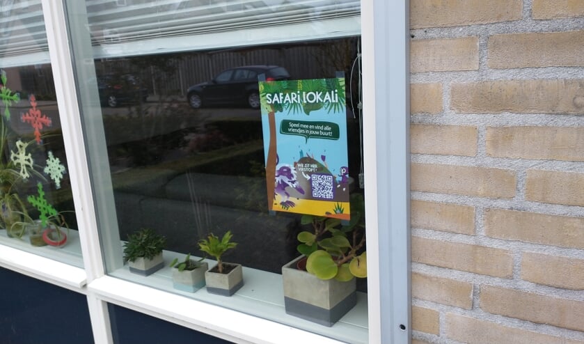 <p>De Safari Lokali poster bij Laura Welten achter het raam. Hang jij er (samen met jouw buurt) ook één op? </p>