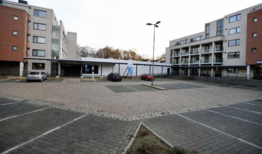 <p>Tijdens een gesprek tussen RED Concepts en de gemeente is nogmaals uitgesproken "dat de leegstaande supermarkt een doorn in het oog is en dat een herontwikkeling naar wonen echt gewenst is." (Foto: SK-Media) </p>