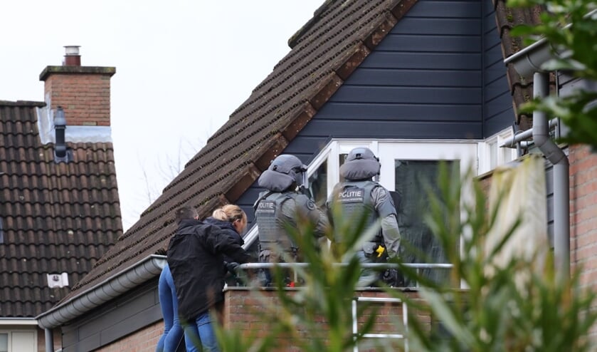 Arrestatieteam en onderhandelaar bij woning Ussenstraat. (Foto: Charles Mallo/Foto Mallo)