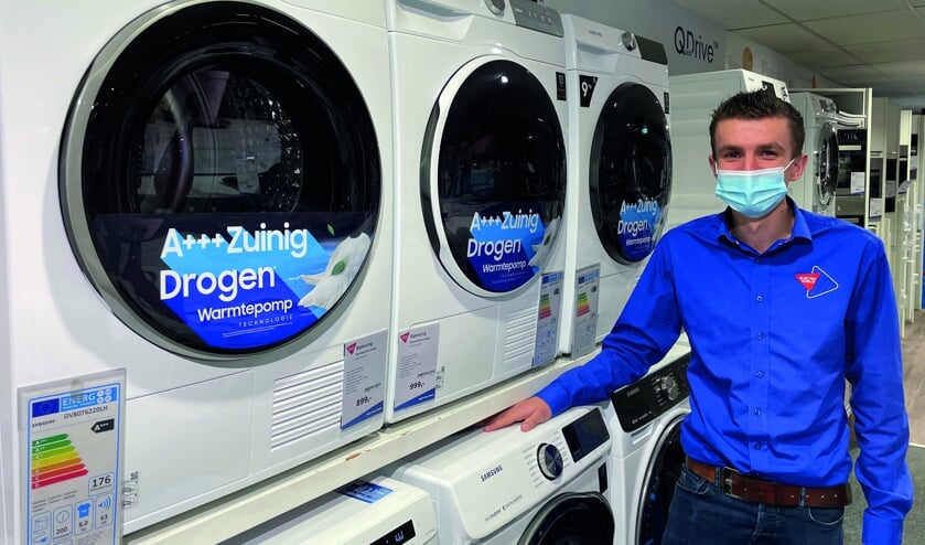 Nick Peters in de winkel bij de nieuwste lijn Samsung warmtepompdrogers. (Foto: Frank Middel)