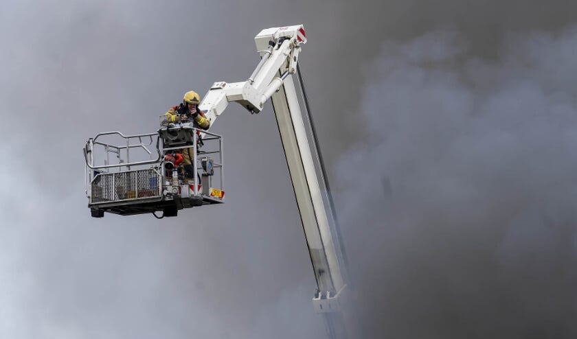 <p>Grote brand in loods Amsteleindstraat. (Foto: Gabor Heeres, Foto Mallo)</p>