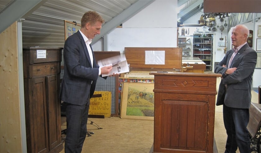 <p><em>Burgemeester Marnix Bakermans bladert door het nieuwe tijdschrift van heemkundekring Zeeland. Rechts voorzitter Gerard Selten. (foto: Heemkundekring Zeeland)</em> </p>