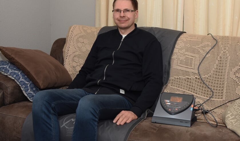 Mario Bardoel demonstreert de vasomotietherapie-mat.