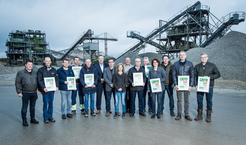 De groeveleiders, bedrijfsleiders en de kwaliteitsfunctionarissen hebben de certificaten in ontvangst genomen van Hans van Drunen (7e van links) en Ellie van de Water (8e van links) van het Kiwa.