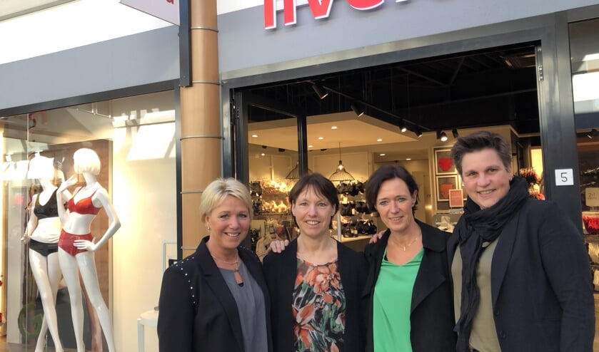 De eigenaressen van Livera Boxmeer en Cuijk met de medewerksters. Vanaf links Marieke van de Heuvel, Christel Jilessen, Anca van Bergen en bedrijfsleidster Patricia Vaessen. Op de foto ontbreken bedrijfsleidster Susanne Hendriks, Mariska Honderdos en Anke Hermanussen. (tekst en foto: Jos Gröniger)