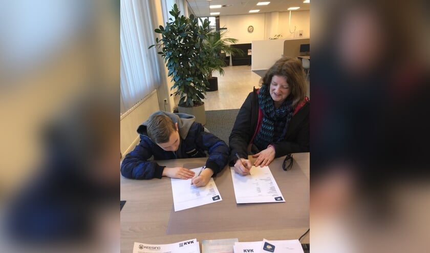 Boaz schrijft zich in bij de Kamer van Koophandel.