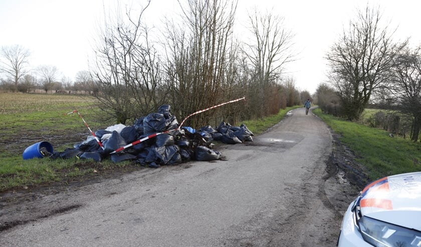 Grote hoeveelheid hennepafval gedumpt in Boxmeer, politie start onderzoek