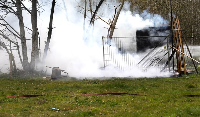 Caravan uitgebrand aan Mugheuvelstraat. (Foto: Gabor Heeres, Foto Mallo)