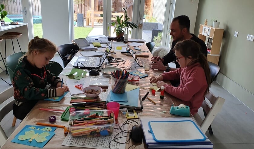 Lis en Lot zijn hard aan het werk. Vader Nikky