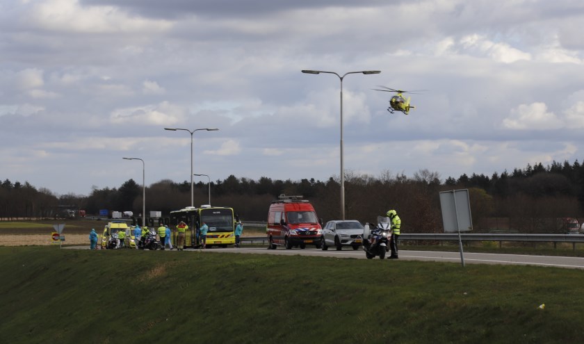 Op de afrit van de A73 nabij Vierlingsbeek, is een IC-bus met zes coronapatiënten met pech stil komen te staan.