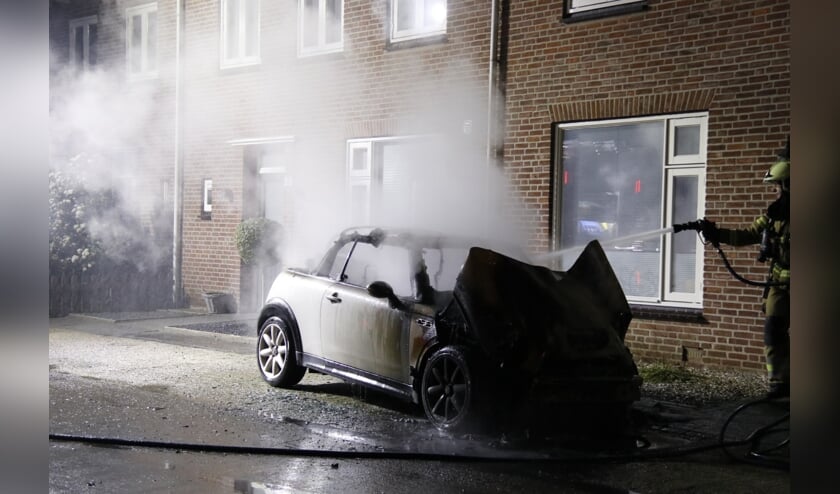 Aan de Hendrikstraat in Boxmeer is een Mini in vlammen op gegaan.