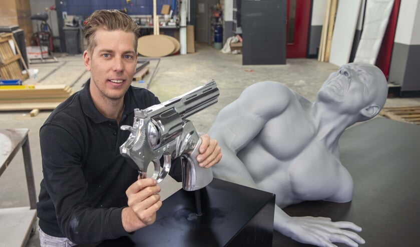 Remons kunstwerken zijn apart, opvallend en extravert. De Gun Karma, onder andere in Miami te zien, is een kunststof pistool met een metalen laag.