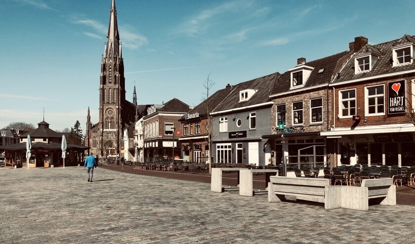 <p>Lege terrassen in Veghel. De horeca is al weken dicht.</p>