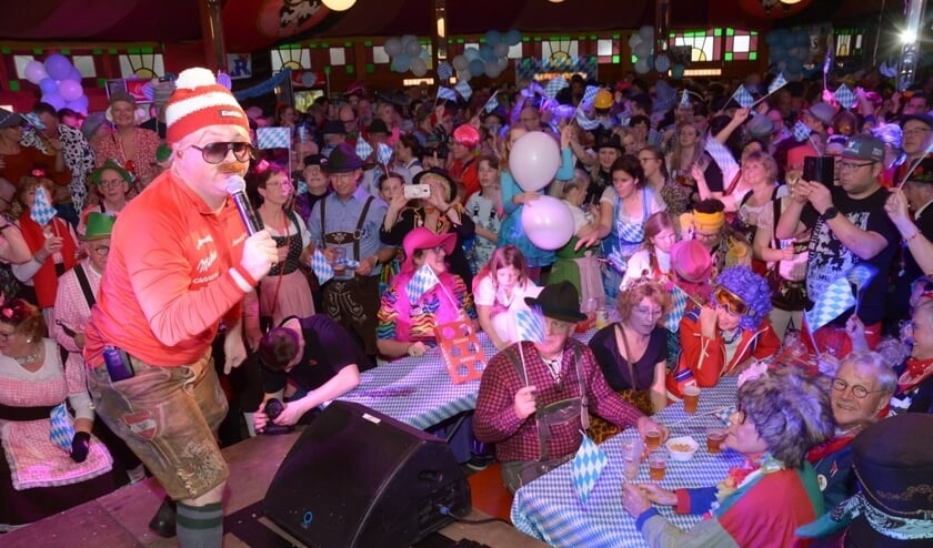 <p>Feest in de tent op de Markt tijdens KuusseMontag, iets wat we in 2021 niet gaan terugzien.</p>