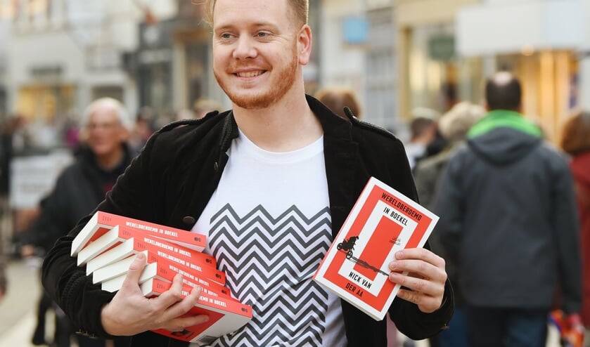 Nick met zijn boeken in de hand.