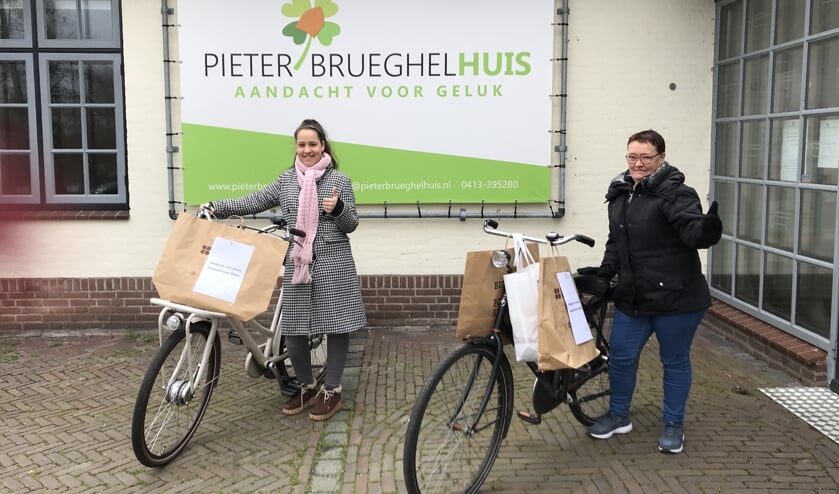 Stagiaire Sam van Bussel en vrijwilliger Margriet Wiese van het PieterBrueghelHuis staan op het punt om de tasjes te bezorgen.