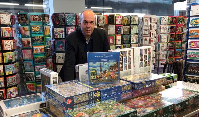 Wim Schellen bij de puzzels en wenskaarten die tijdens deze coronaperiode zeer populair zijn.