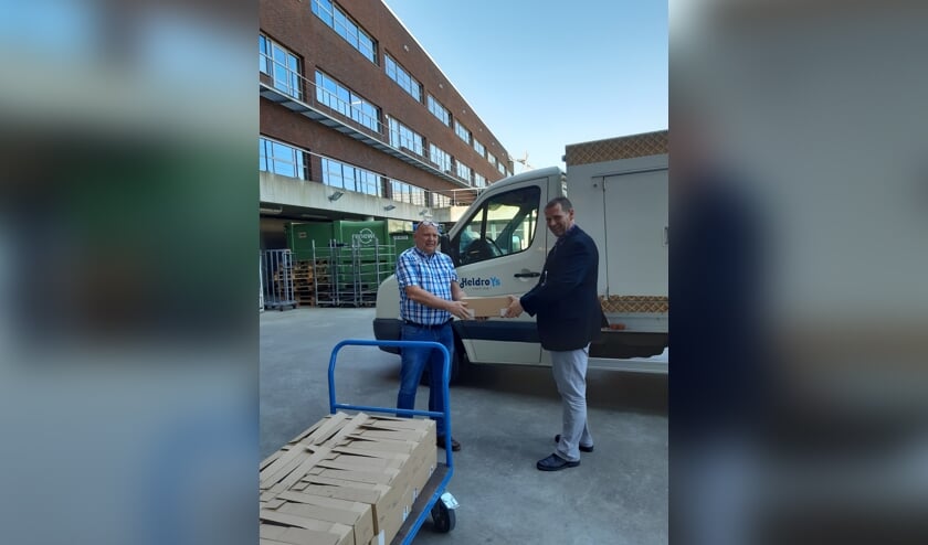 Ruim 750 bakjes Heldro ijs zijn er uitgedeeld onder het personeel van het Maasziekenhuis. (foto: Heldro ijs)