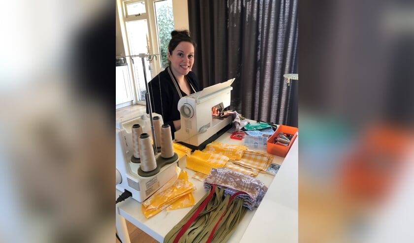 Merel Vesters-van Bree (34) naait thuis herbruikbare mondkapjes voor zorginstanties in Uden.