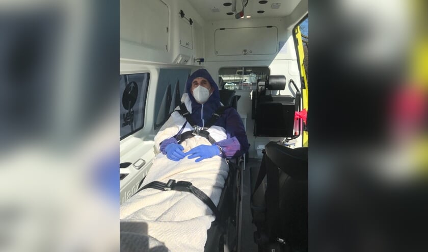 Jan van Asseldonk in de ambulance.