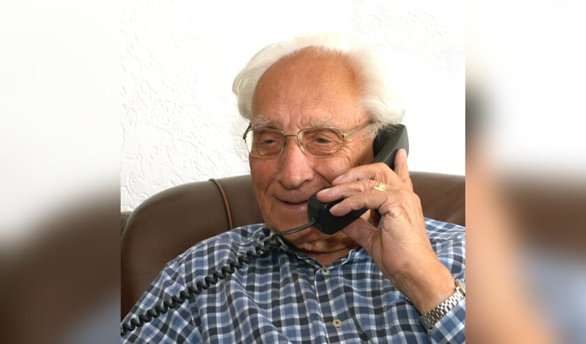 Joop aan de telefoon. (foto: Henk Lunenburg)