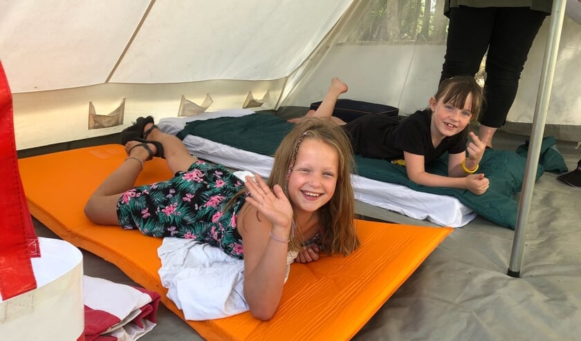 Esmee (links) en Sara (rechts) in de tent tijdens het zomerkamp van Jong Nederland Zijtaart.