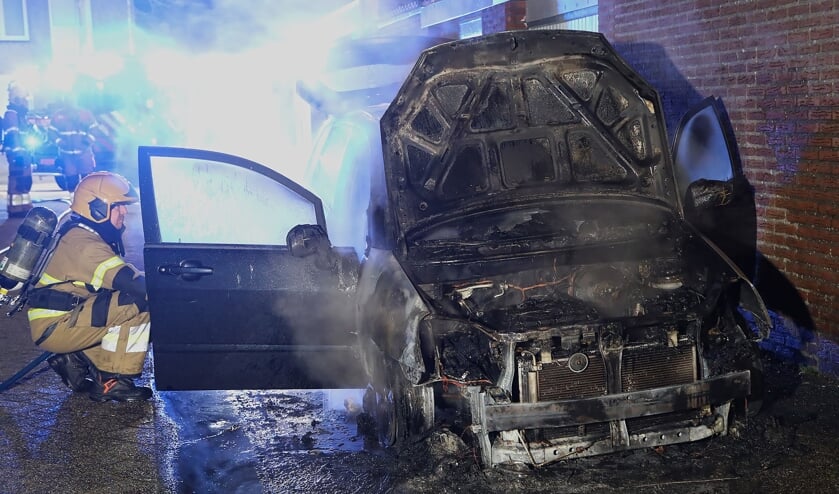 Auto uitgebrand aan Perzikhof in Oss. (Foto: Gabor Heeres, Foto Mallo)