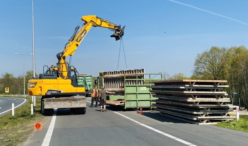 Het opruimen van de gevallen lading nam veel tijd in beslag.