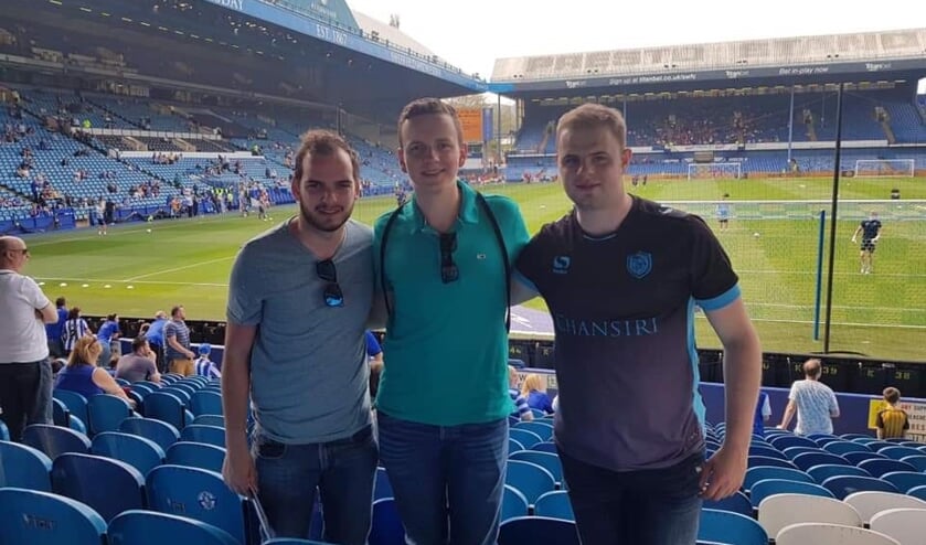 Gosling, Jiro en Oliver tijdens een bezoek aan Hillsborough, het stadion van Sheffield Wednesday.