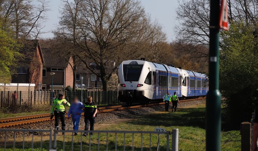 De man die op het spoor bij Cuijk liep, is door de politie van het spoor gehaald.
