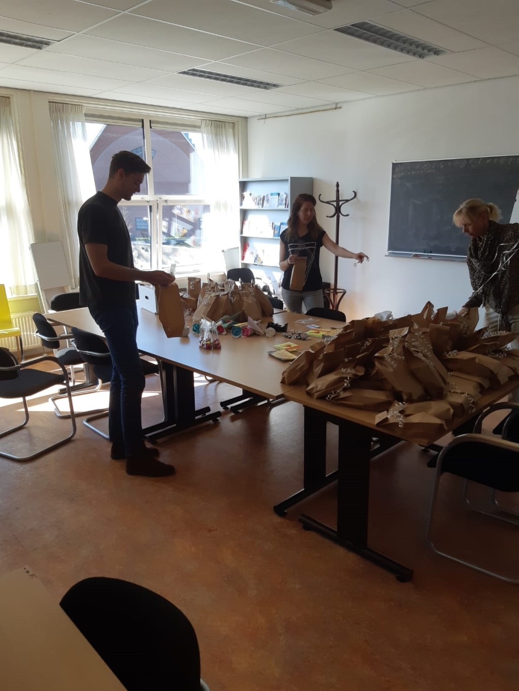 Vrijwilligers maken cadeaupakketjes.