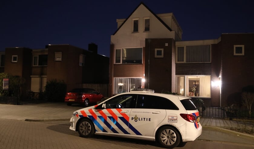 Politie onderzoekt overval in woning Hertog Hendrik 1 straat. (Foto: Gabor Heeres, Foto Mallo)