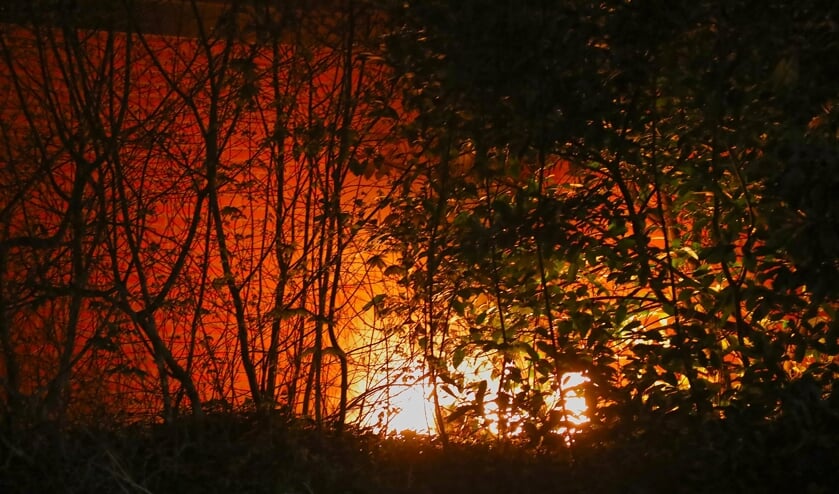 Brand in de Willibrordusweg. (Foto: Gabor Heeres, Foto Mallo)