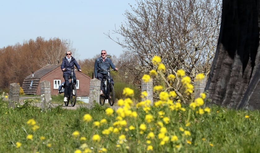 Fietsen op de dijk.