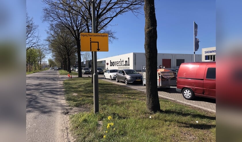 Een lange rij voor het Duurzaamheidsplein.