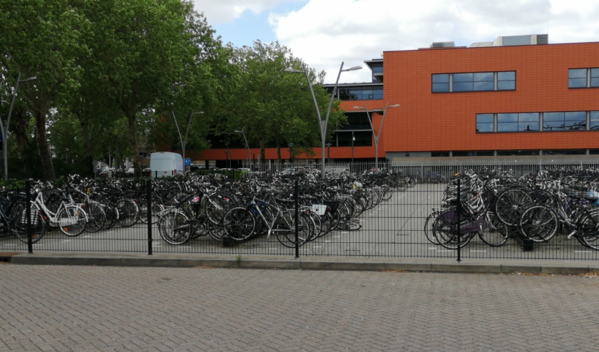 Fietsen bij het station in Oss.