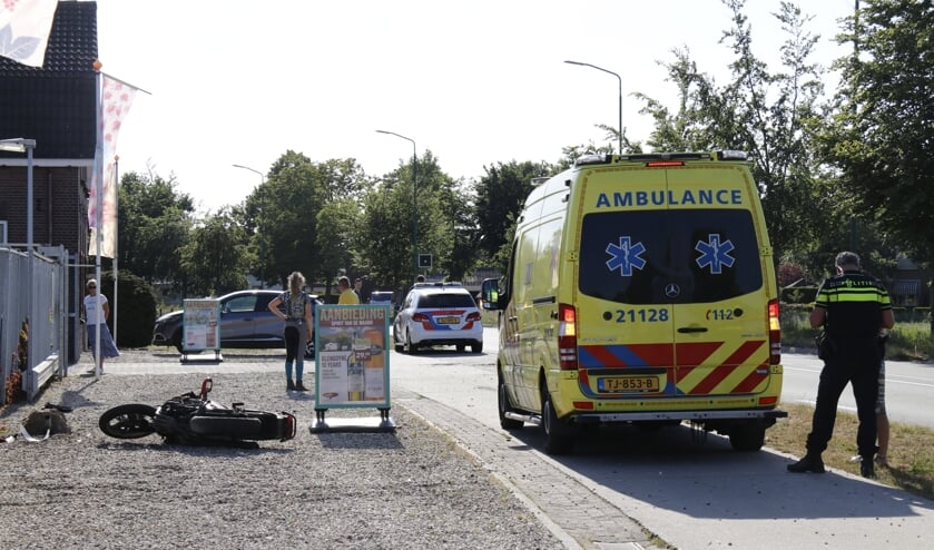 De automobilist heeft waarschijnlijk de motorfiets over het hoofd gezien nadat hij het parkeerterrein van een drankwinkel langs de weg verliet.