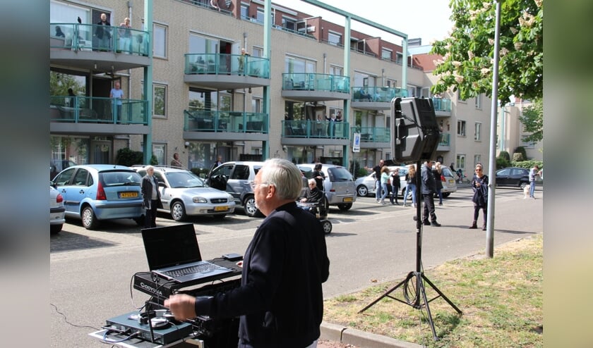 Een geslaagd feestje in de Veilingstraat. (foto: Gert de Goede)