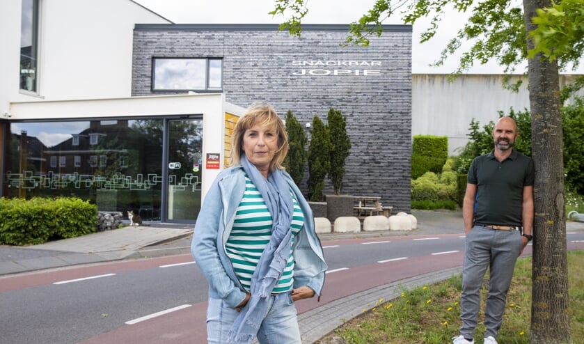 Leslie van den Wildenberg (L) samen met Mark van Hommel (R), 32 jaar rots in de branding, voor Snackbar Jopie (foto: Ad van de Graaf).