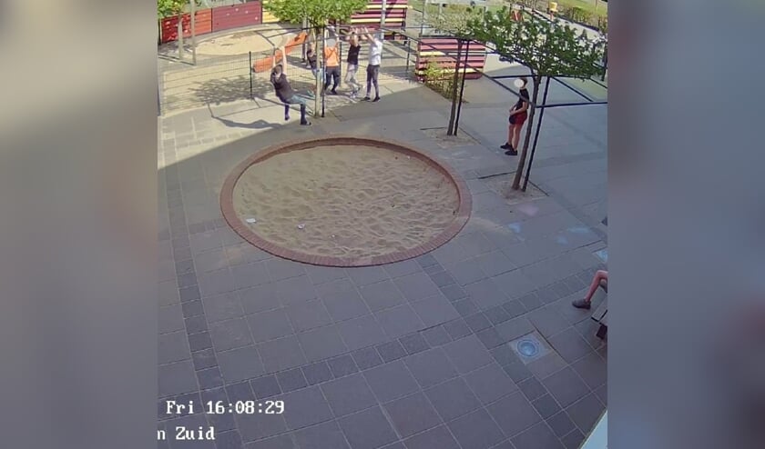 Jongeren in Berghem. (Foto: Politie Oss, Facebook)