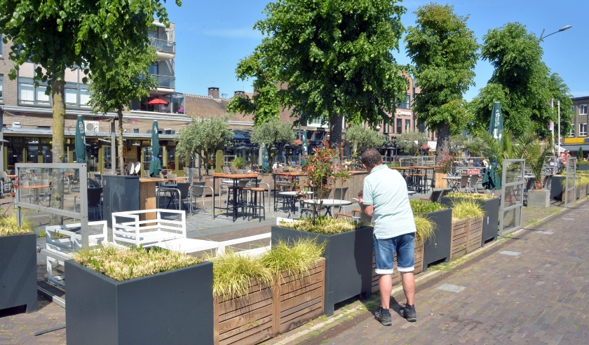 Het terras op de Markt is uitgebreid om meer mensen een plek te kunnen bieden.