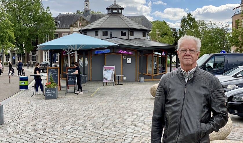 Gerard Visser met op de achtergrond het invalidentoilet dat niet in gebruik is.