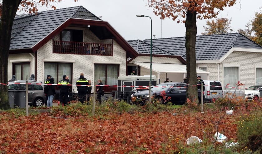 Operatie Alfa bij het woonwagenkamp in Oss. (Foto: Hans van der Poel)