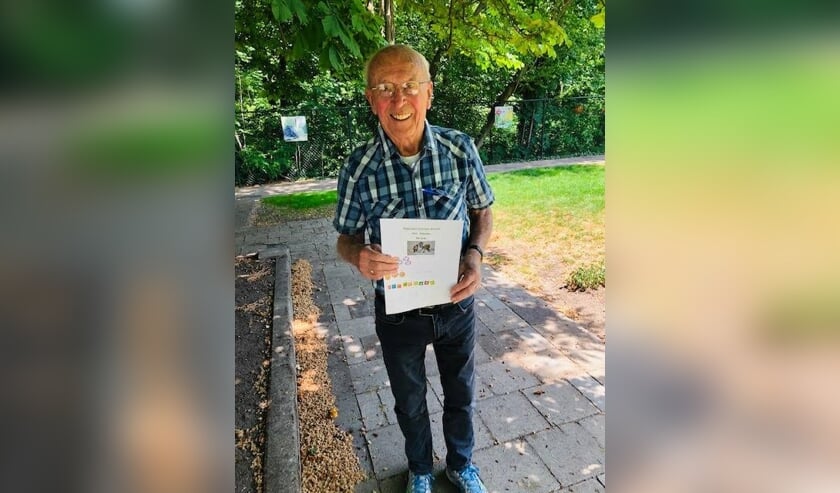 Jan Simons in de tuin van het van Coothhuis. Daar wandelt hij zijn rondjes. Ondertussen zit hij al ver voorbij de dertig rondjes.